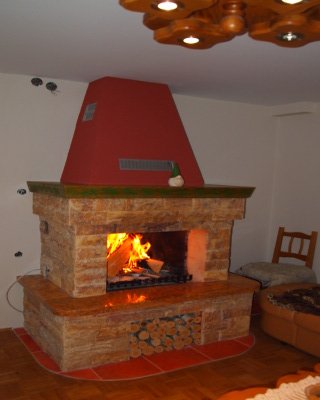 Zaključena obzidava odprtega kamina s kaminsko oblogo